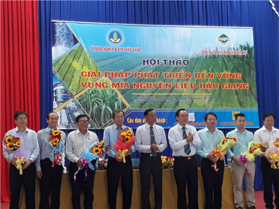 ông Nguyễn Văn Đồng - GĐ. Sở Nông nghiệp và PTNT trao hoa cho các diễn giả