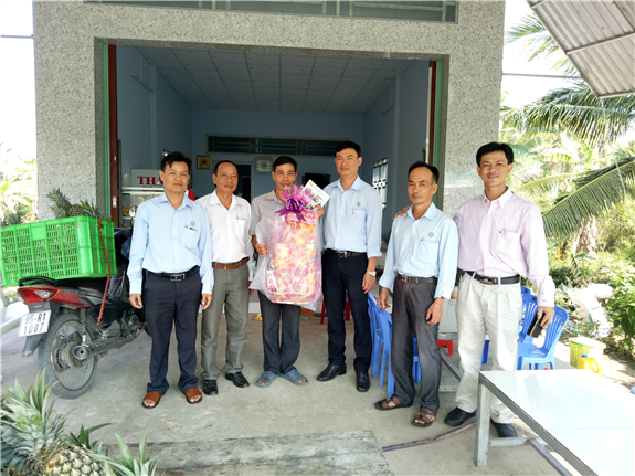 Ảnh. Đoàn thăm và tặng quà gia đình viên chức trên địa bàn huyện Châu Thành A