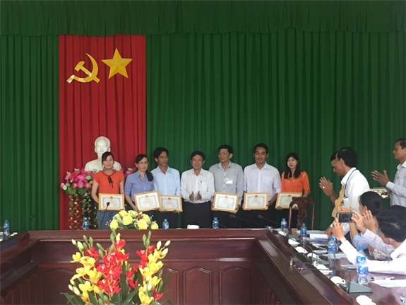 Ảnh: Ông Đỗ Văn Lô - Phó Chủ tịch UBND huyện Châu Thành trao giải cho các cá nhân đạt giải (đứng thứ 4 từ trái sang).
