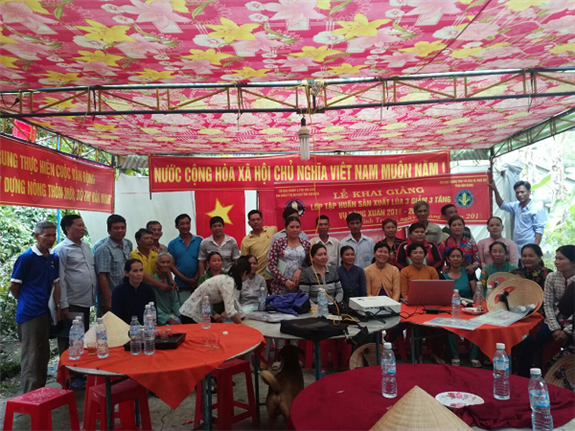 Ảnh: Quang cảnh buổi khai giảng lớp tập huấn VnSAT tại ấp 8 xã Vĩnh Trung