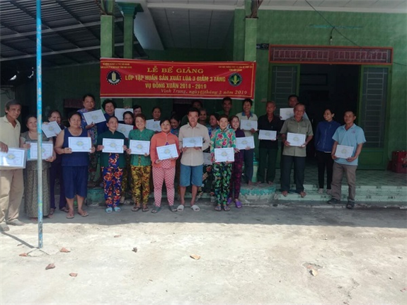 Ảnh: Cấp giấy chứng nhận hoàn thành lớp tập huấn TOF 3 giảm 3 tăng tại ấp 10 xã Vĩnh Trung