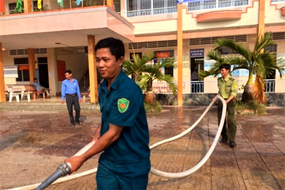 Ảnh: Học viên lớp tập huấn đang kéo ống thực hành chữa cháy