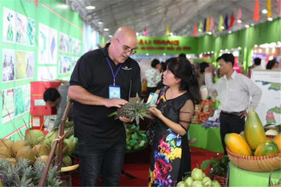 Ảnh: Du khách nước ngoài tham quan sản phẩm nông nghiệp Hậu Giang