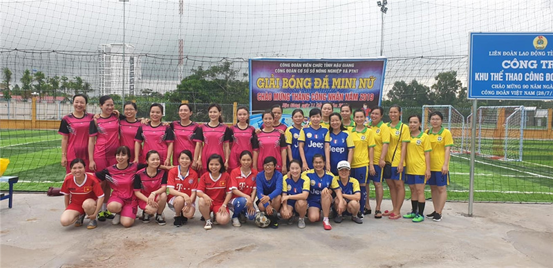 Công đoàn viên nữ Khối nông nghiệp tham gia giải bóng đá mini chào mừng tháng công nhân năm 2019