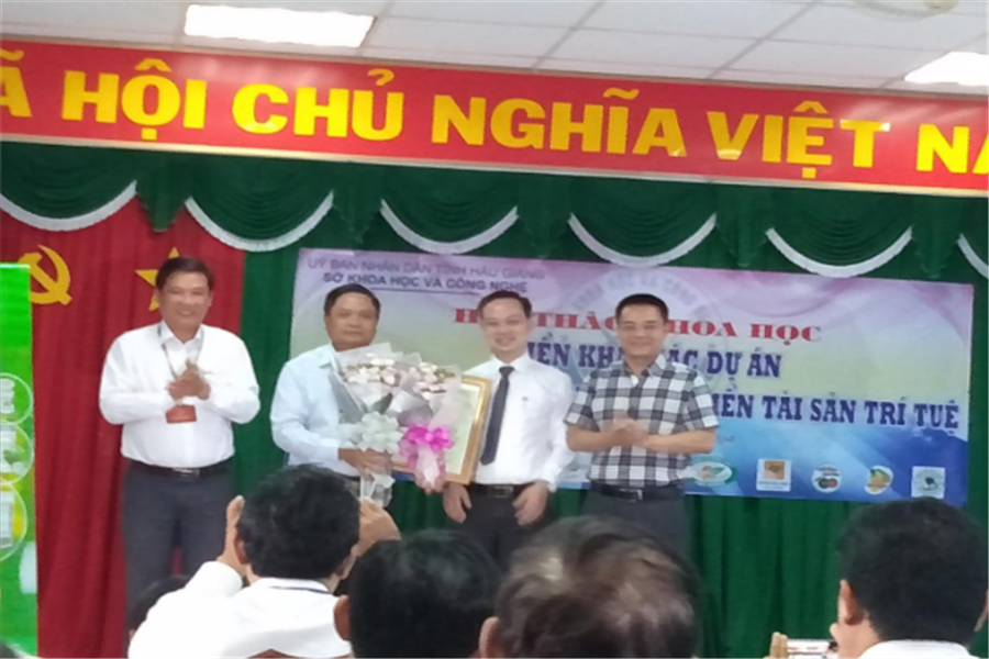 Ông Trần Giang Khuê, phó văn phòng Cục Sở hữu trí tuệ trao giấy chứng nhận nhãn hiệu tập thể 