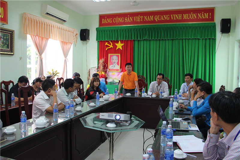 Lãnh đạo Trung tâm Khuyến nông tỉnh Lâm Đồng phát biểu trao đổi nội dung tham quan học tập