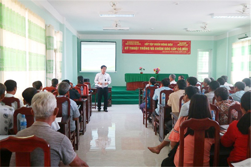 Ảnh: TS Trần Văn Hòa trao đổi với nông dân tại hội trường