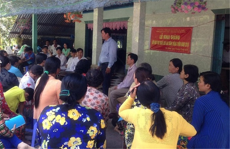 Ông Nguyễn Bé Sáu phó trưởng phòng Kinh Tế tại phát biểu tại lớp nghề chăn nuôi Dê