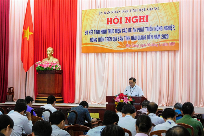 Ảnh. Giám đốc Sở NN và PTNT Trần Chí Hùng báo cáo kết quả các đề án nông nghiệp.