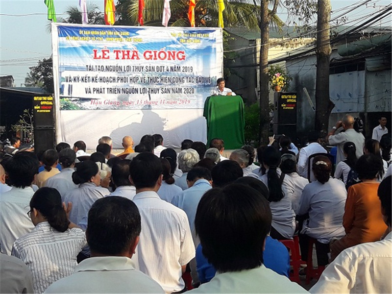 Ảnh:Ông Nguyễn Văn Tùng PCT UBND huyện Châu Thành phát biểu trước buổi lễ