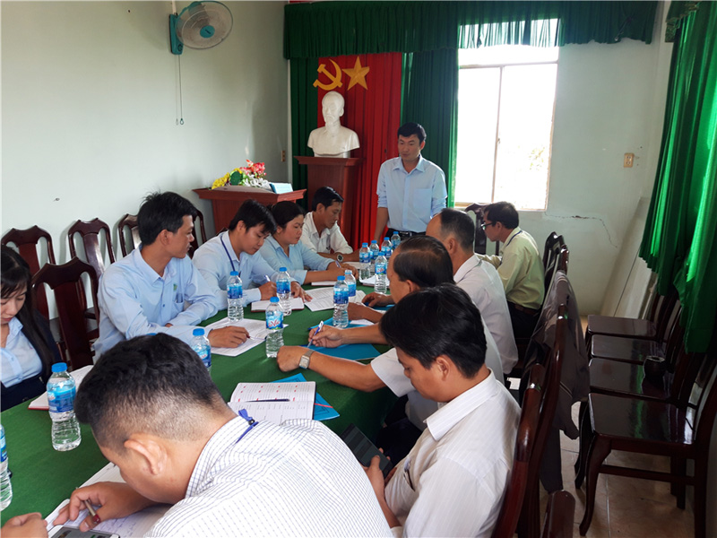 Hình: ông Võ Xuân Tân giám đốc Trung tâm Khuyến nông phát biểu tại cuộc họp.