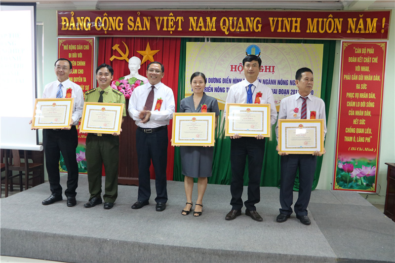 Ông Trần Chí Hùng – Bí thư Đảng ủy, Giám đốc Sở Nông nghiệp và PTNT tặng bằng khen cho các tập thể có thành tích xuất sắc