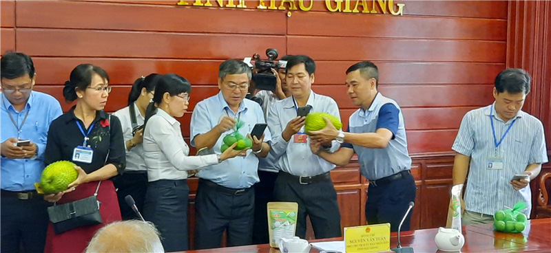 Ông Nguyễn Văn Tuấn, Phó chủ tịch UBND tỉnh dán tem truy xuất nguồn gốc cho sản phẩm chanh không hạt của Hợp tác xã Nông nghiệp Thạnh Phước.