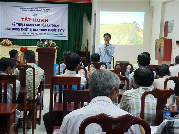 Hình: Tập huấn kỹ thuật canh tác lúa an toàn ứng dụng thiết bị bay phun thuốc BVTV tổ chức tại Hội trường UBND xã Long Bình