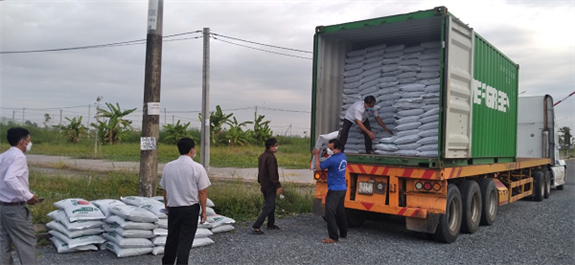 Ảnh: Xe vận chuyển giao phân bón hữu cơ hỗ trợ cho nông dân huyện Châu Thành