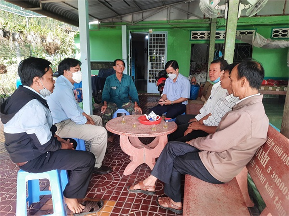Ảnh: Ông Lê Minh Thắng - Phó Giám đốc Trung tâm Khuyến nông (người thứ 2 phía tay trái) cùng đoàn làm việc tại hộ ông Nguyễn Văn Dậu