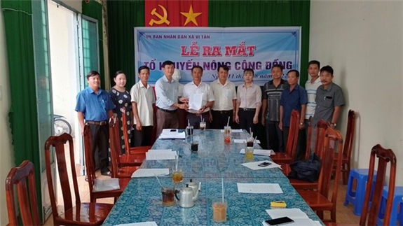 Ông Võ Xuân Tân - Giám đốc Trung tâm Khuyến Nông và dịch vụ nông nghiệp tỉnh Hậu Giang trao quyết định thành lập tổ khuyến nông cộng đồng