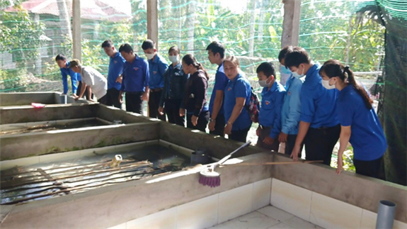 Nông dân và đoàn viên thanh niên tham dự lớp tập huấn tham quan mô hình