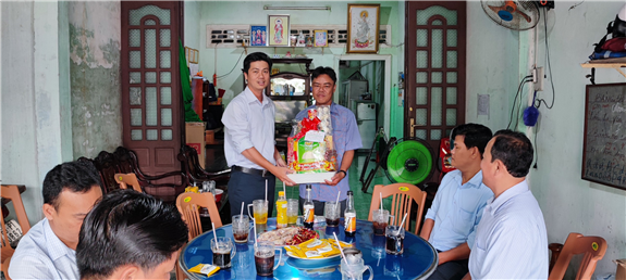 Ông Bành Đức Tín (bìa bên trái) - Chủ tịch Công đoàn cơ sở Trung tâm Khuyến nông & DVNN tỉnh Hậu Giang trao quà cho công đoàn viên