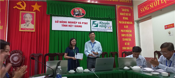 Ông Võ Xuân Tân – Giám đốc TTKN và DVNN trao phần thưởng cho Báo cáo viên Ngày pháp luật hay nhất.