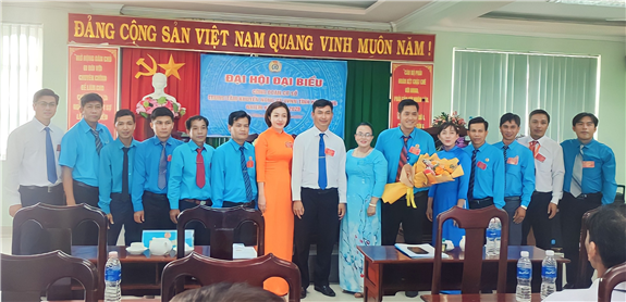 Ảnh: Đ/c Phan Hồng Thắm Chủ tịch Công viên chức tỉnh (đứng thứ 7 từ trái sang) Công đoàn viên chức tỉnh tặng hoa chúc mừng BCH CĐCS nhiệm kỳ 2023 - 2028