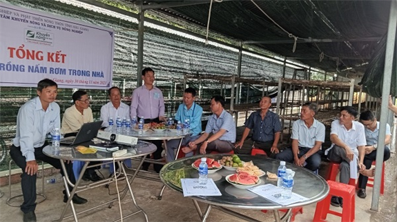 Ảnh: ông Lê Châu Tứ - Trưởng phòng kỹ thuật trung tâm Khuyến nông và dịch vụ nông nghiệp tỉnh Hậu Giang phát biểu tại buổi tổng kết