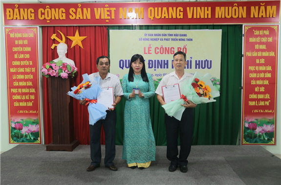 Đồng chí Nguyễn Thị Giang, Phó Bí thư Đảng ủy, Phó Giám đốc Sở Nông nghiệp và PTNT tặng hoa, quà và trao Quyết định nghĩ hưu trước tuổi cho hai đồng chí.