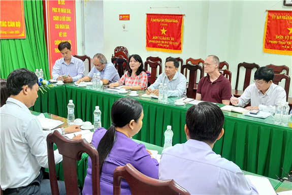 Nhóm dự án Trường Đại học Cần Thơ làm việc tại Sở Nông nghiệp và PTNT Hậu Giang.