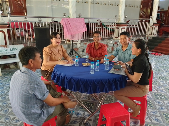 hình ảnh: Tổ triển khai mô hình khảo sát nhu cầu nuôi lươn tại HTX Thuận Thiên