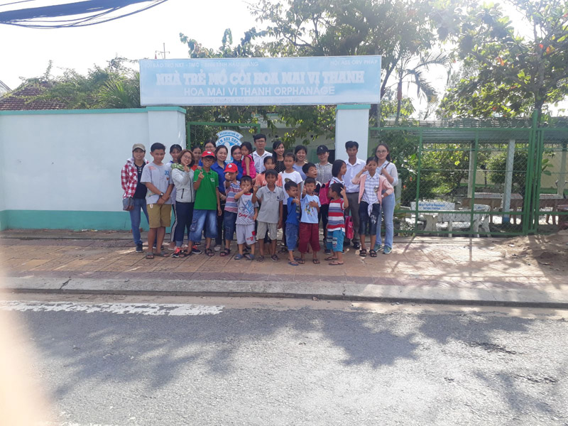 Hình đoàn viên thăm các em tại nhà trẻ mồ côi Hoa Mai nhân dịp Trung thu 2019
